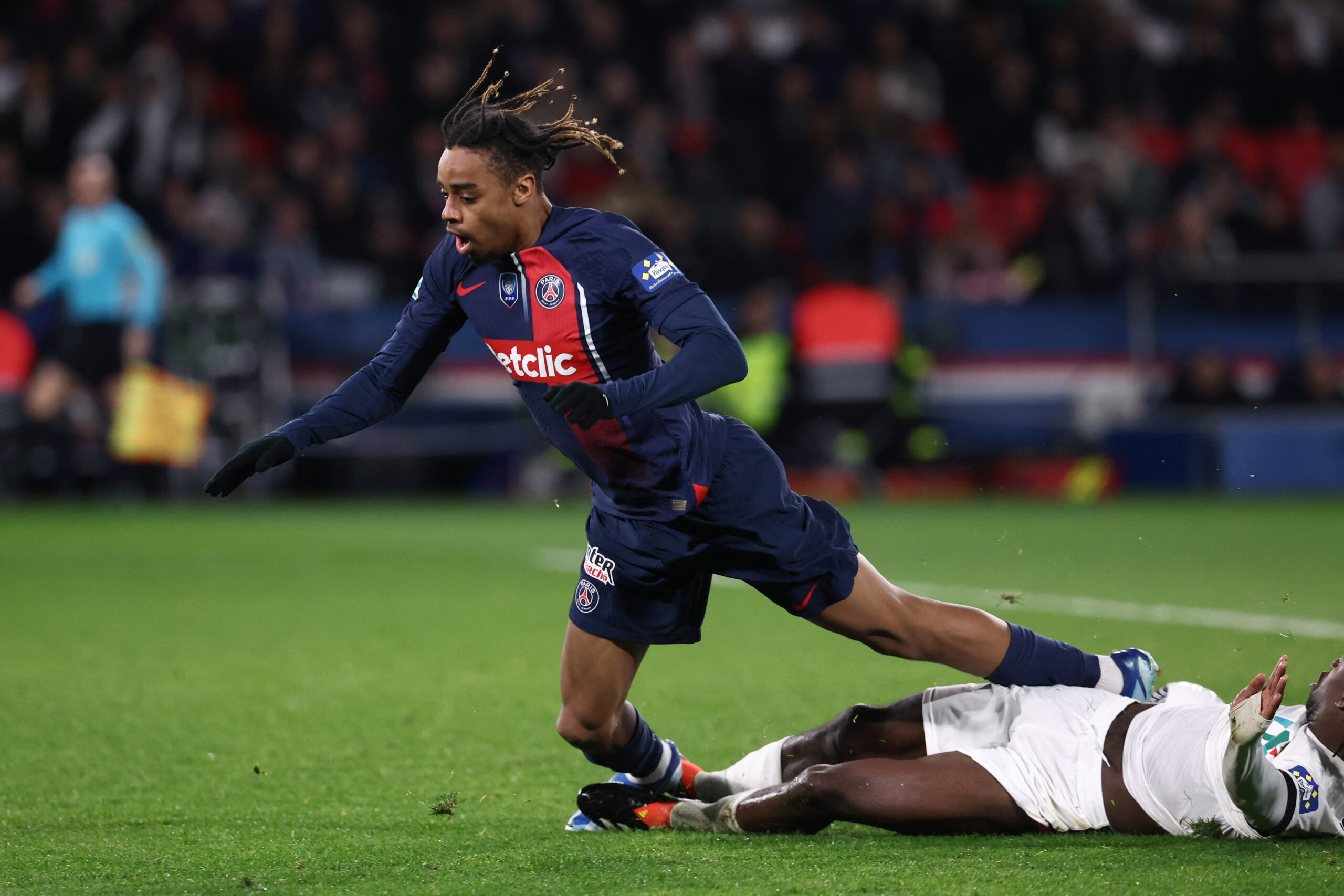 Paris Saint-Germain's French forward #29 Bradley Barcola (L) is tackled by Nice's Swiss defender #23 Jordan Lotomba during the French Cup (Coupe de France) quarter-final football match between Paris Saint-Germain (PSG) and OGC Nice at the Parc des Princes stadium, in Paris, on March 13, 2024.