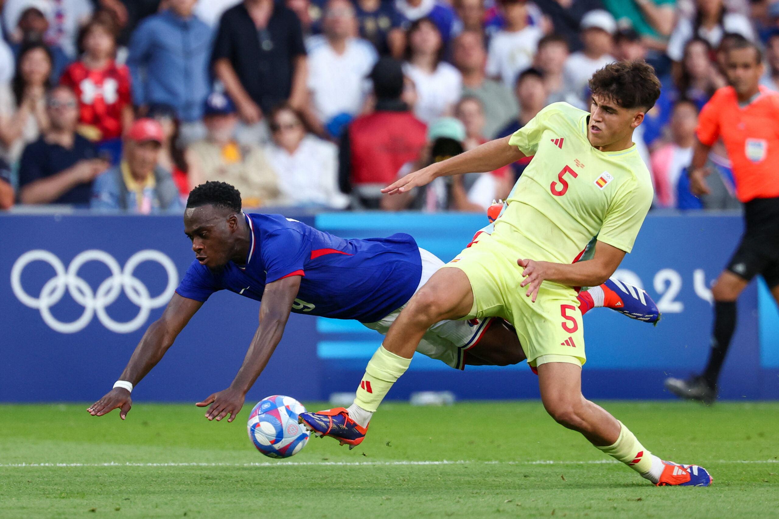 Spain's defender #05 Pau Cubarsi fights for the ball with France's forward #09 Arnaud Kalimuendo in the men's gold medal final football match between France and Spain during the Paris 2024 Olympic Games at the Parc des Princes in Paris on August 9, 2024.