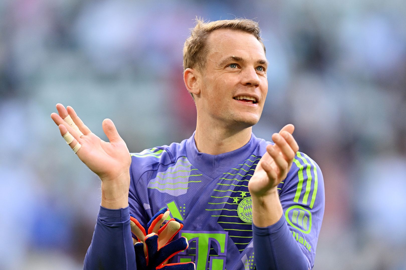 WOLFSBURG, GERMANY - AUGUST 25: Manuel Neuer of Bayern Munich acknowledges the fans after the Bundesliga match between VfL Wolfsburg and FC Bayern München at Volkswagen Arena on August 25, 2024 in Wolfsburg, Germany.