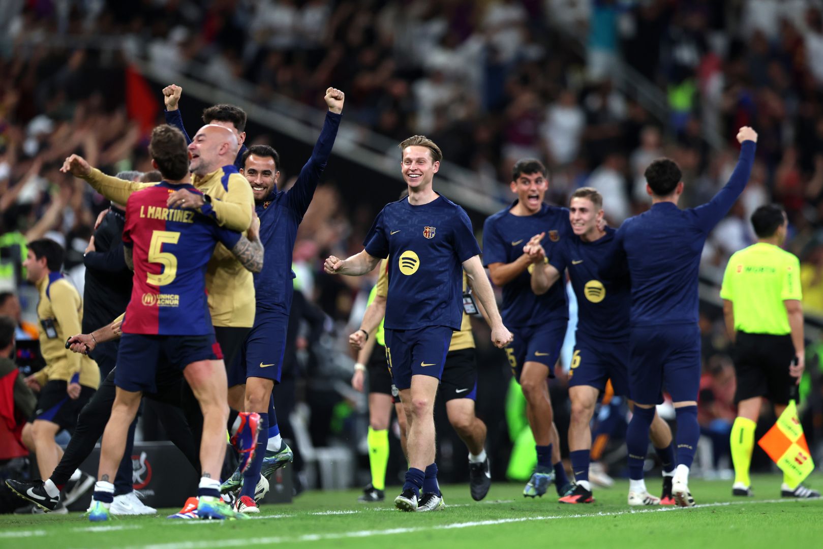 JEDDAH, SAUDI ARABIA - JANUARY 12: Frenkie de Jong of FC Barcelona celebrates with team mates after his team's fourth goal during the Spanish Super Cup Final between Real Madrid and FC Barcelona at King Abdullah Sports City on January 12, 2025 in Jeddah, Saudi Arabia.