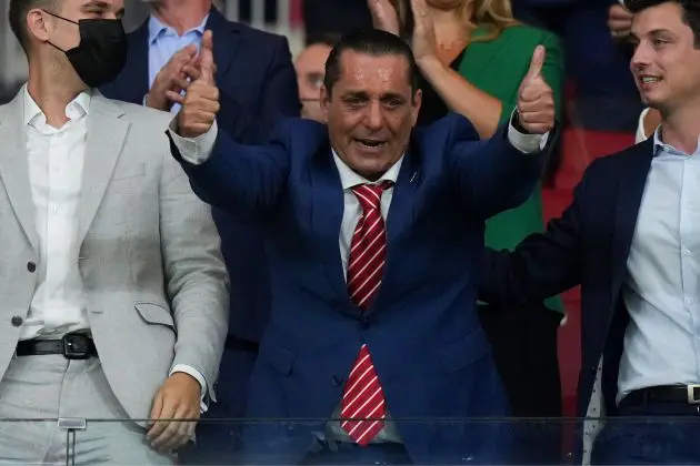 MADRID, SPAIN - SEPTEMBER 07: Paulo Futre, former player of Atletico Madrid and FC Porto acknowledges the fans from their seat in the stands prior to the UEFA Champions League group B match between Atletico Madrid and FC Porto at Civitas Metropolitano Stadium on September 07, 2022 in Madrid, Spain.
