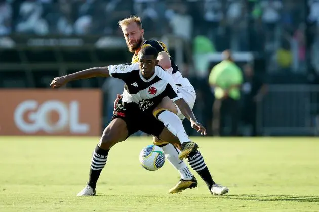 RIO DE JANEIRO, BRAZIL - APRIL 27: Rayan Rocha of Vasco da Gama fights for the ball with Marcelo Hermes of Criciuma during the match between Vasco da Gama and Criciuma as part of Brasileirao 2024 at Sao Januario Stadium on April 27, 2024 in Rio de Janeiro, Brazil.