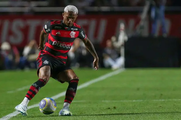 SAO PAULO, BRAZIL - AUGUST 3: Wesley Franca of Flamengo controls the ball during the match between Sao Paulo and Flamengo at MorumBIS Stadium on August 3, 2024 in Sao Paulo, Brazil.