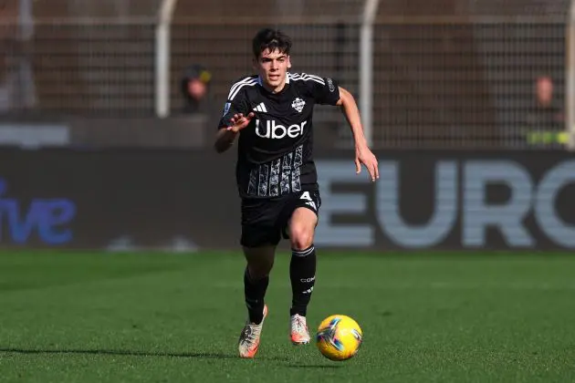 COMO, ITALY - MARCH 08: Alex Valle of Como 1907 in action during the Serie A match between Como and Venezia at Stadio G. Sinigaglia on March 08, 2025 in Como, Italy.