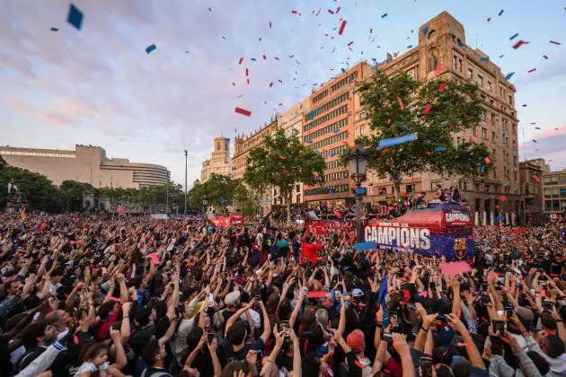 BARCELONA, SPAIN - MAY 16: FC Barcelona supporters welcome players during the 28th LaLiga Trophy victory parade on May 16, 2025 in Barcelona, Spain.
