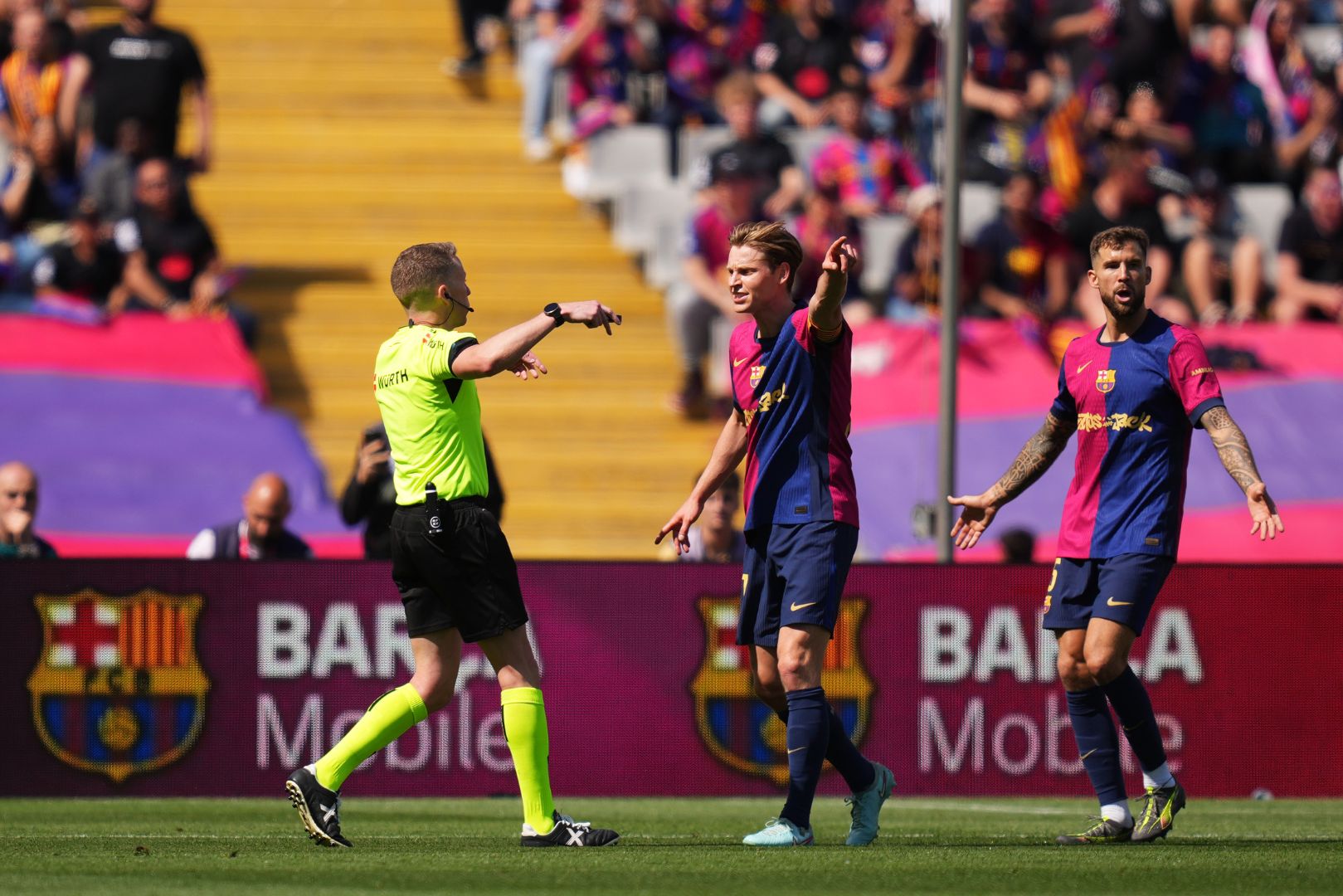 BARCELONA, SPAIN - MAY 11: Frenkie de Jong of FC Barcelona reacts towards Referee Alejandro Jose Hernandez Hernandez, after Kylian Mbappe of Real Madrid (not pictured) scores his team's second goal during the LaLiga match between FC Barcelona and Real Madrid CF at Estadi Olimpic Lluis Companys on May 11, 2025 in Barcelona, Spain.