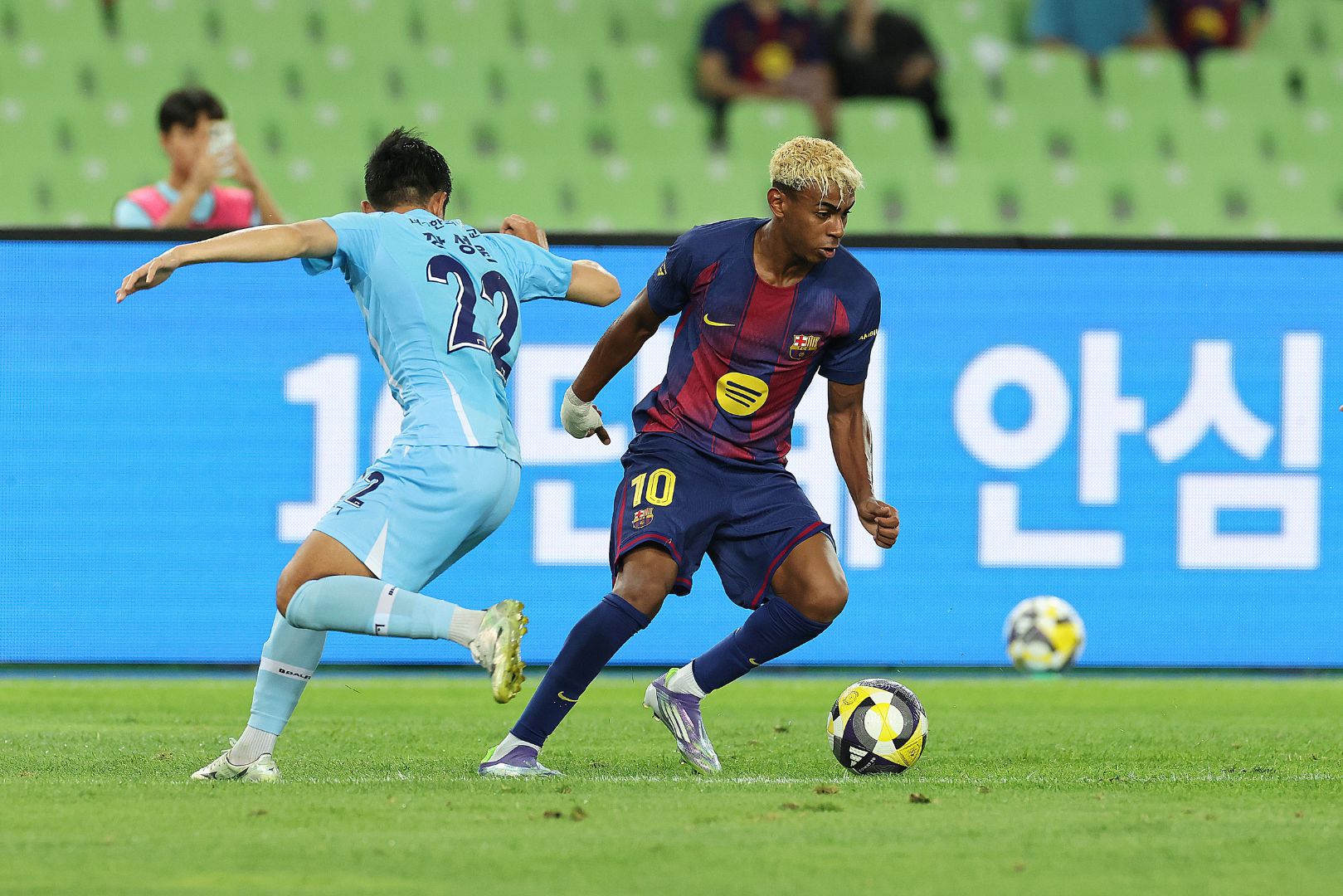 DAEGU, SOUTH KOREA - AUGUST 04: Lamine Yamal of FC Barcelona (R) controls the ball under pressure of Jang Sung-Won of Daegu FC during the pre-season friendly between FC Barcelona and Daegu FC at Daegu Stadium on August 04, 2025 in Daegu, South Korea.