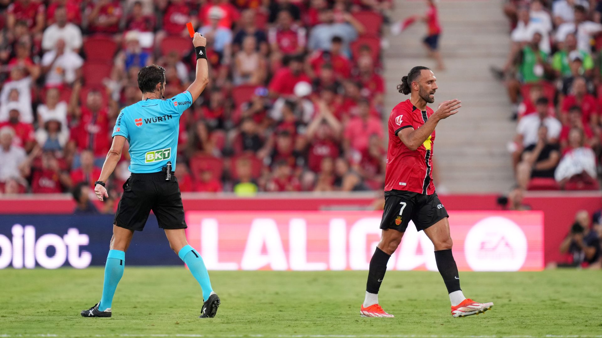 MALLORCA, SPAIN - AUGUST 16: Vedat Muriqi of RCD Mallorca receives a red card from referee Jose Luis Munuera Montero during the LaLiga EA Sports match between RCD Mallorca and FC Barcelona at Estadio de Son Moix on August 16, 2025 in Mallorca, Spain.