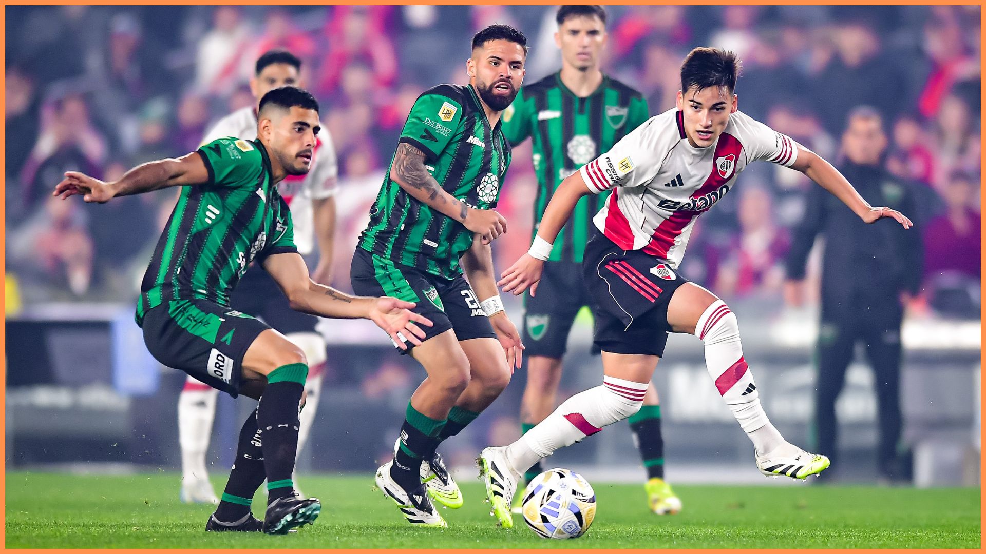 Ian Subiabre of River Plate runs with the ball during a Torneo Clausura 2025 match between River Plate and San Martin SJ at Estadio Más Monumental Antonio Vespucio Liberti.