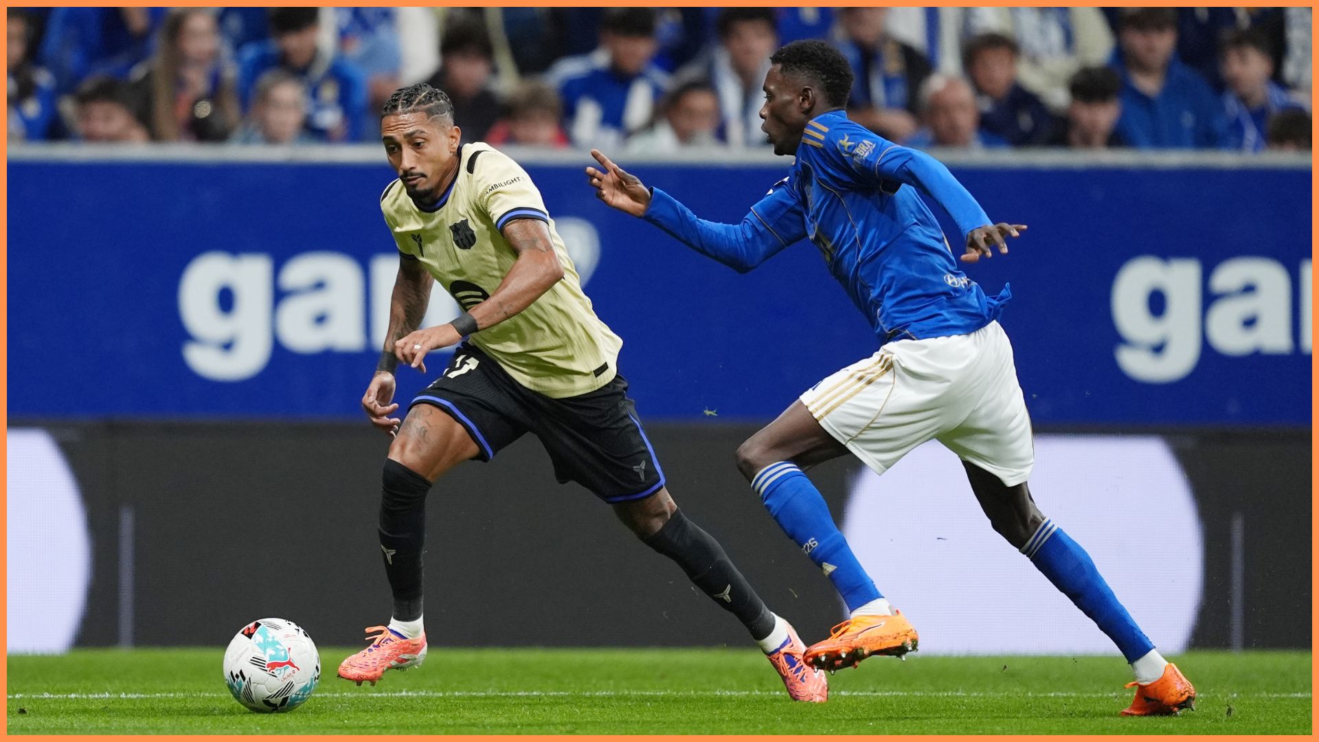 Raphinha of FC Barcelona runs with the ball as he is closed down by Rahim Alhassane of Real Oviedo during the LaLiga EA Sports match between Real Oviedo and FC Barcelona at Carlos Tartiere.