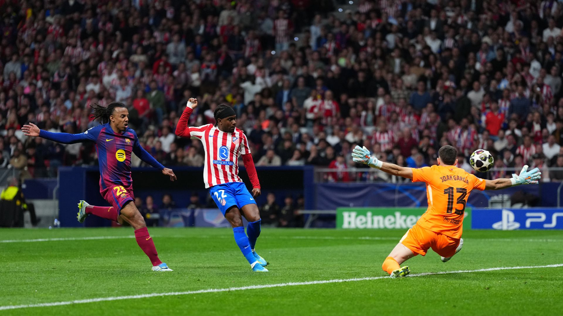MADRID, SPAIN - APRIL 14: Ademola Lookman of Atletico de Madrid scores his team's first goal past Joan Garcia of FC Barcelona while under pressure from Jules Kounde of FC Barcelona during the UEFA Champions League 2025/26 Quarter-Final Second Leg match between Club Atlético de Madrid and FC Barcelona at Riyadh Air Metropolitano on April 14, 2026 in Madrid, Spain.