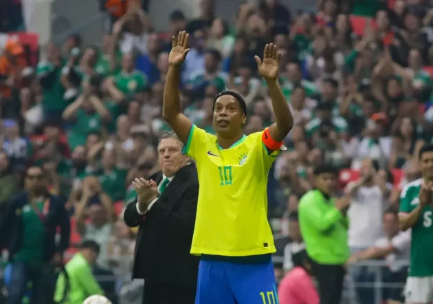 April 19, 2026, Mexico City, Ciudad de Mexico, Mexico: Brazilian former football player Ronaldinho greets the fans during the legends exhibition football match between Mexico and Brazil at Estadio Banorte. on April 19, 2026, 2026 in Mexico City, Mexico.