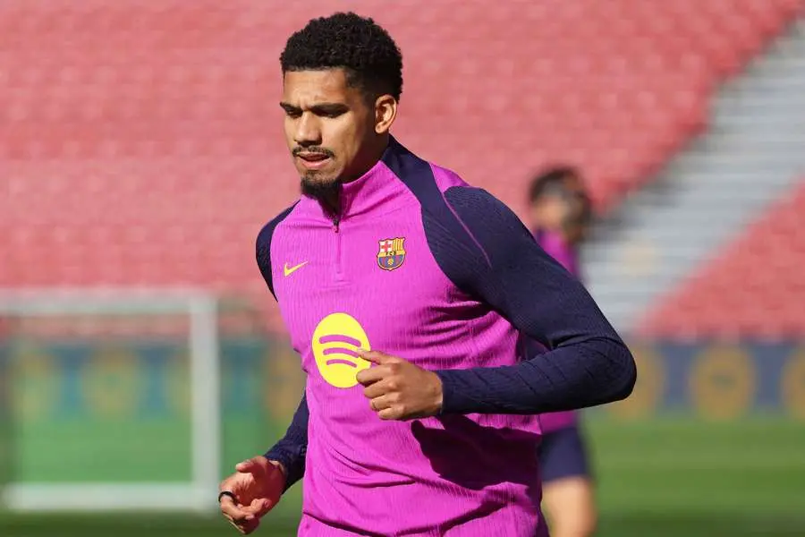 Ronald Araujo wearing a pink and navy FC Barcelona training top during a practice session.